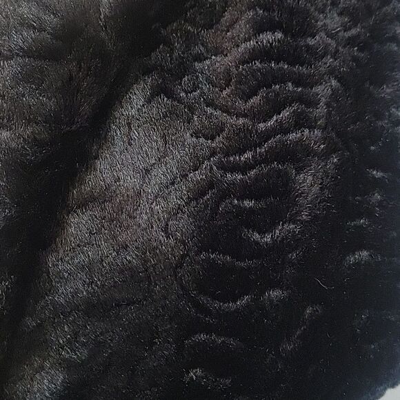 Lysse Faux Fur vest with hook closure. Size S/M - Picture 2 of 5